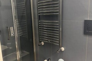 Shower, hair dryer, towels, soap - Casa Tecla - Your cozy retreat in the heart of Naples (Napoli)