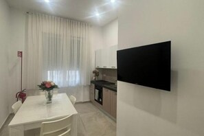 Fridge, oven, stovetop, coffee/tea maker - Casa Tecla - Your cozy retreat in the heart of Naples (Napoli)