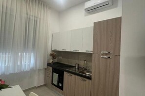Fridge, oven, stovetop, coffee/tea maker - Casa Tecla - Your cozy retreat in the heart of Naples (Napoli)