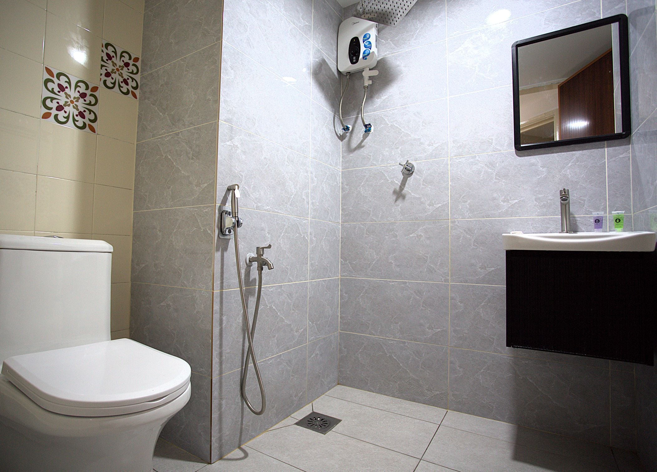 Pancuran mandi, pengering rambut, selipar, tuala disediakan 