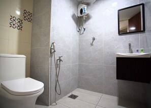 Shower, hair dryer, slippers, bidet - Hotel Putra Hills at WTCKL (Kuala Lumpur)