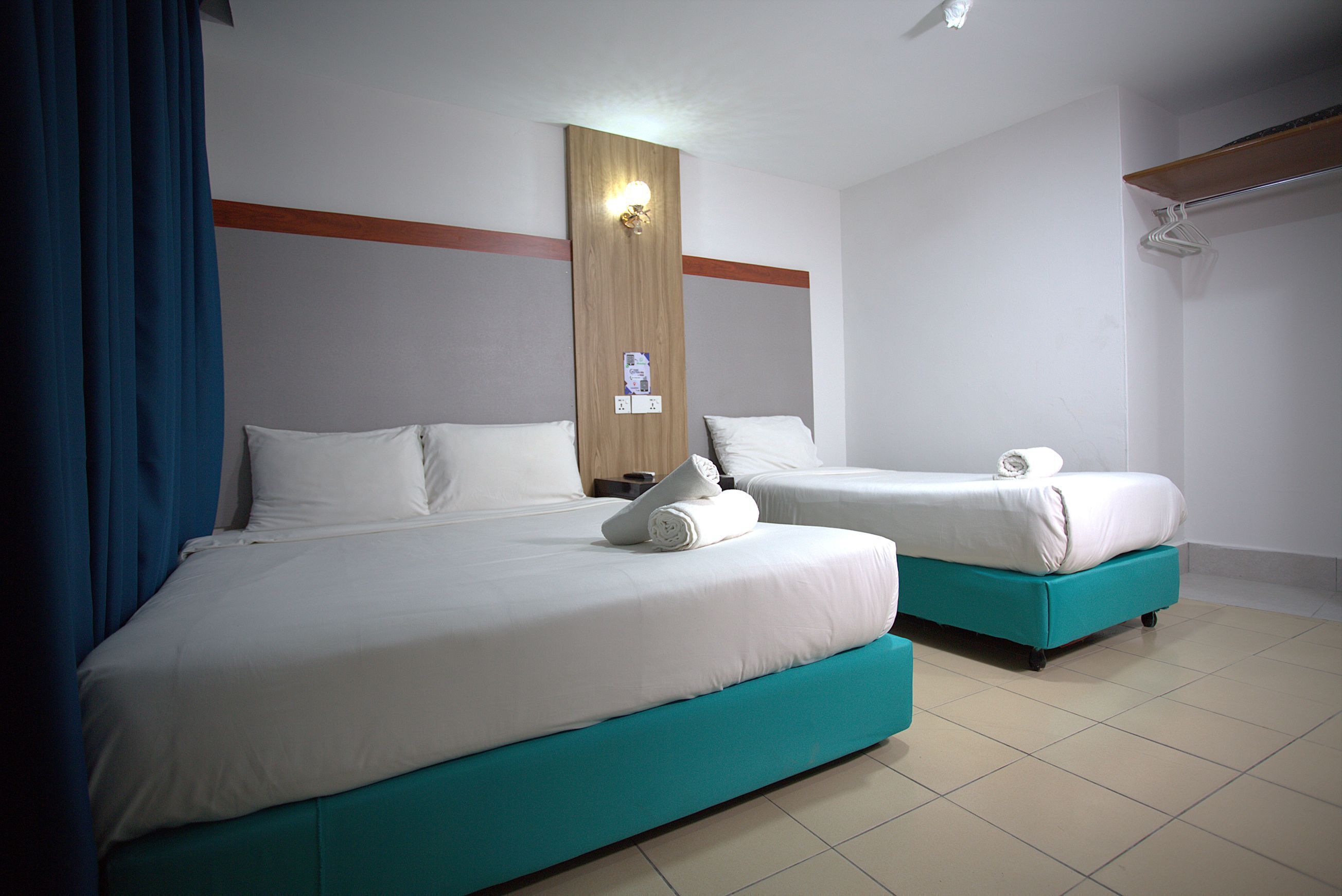 Deluxe Triple Room, Non Smoking, Private Bathroom | Meja, ruang kerja komputer riba, langsir/tirai gelap terus 