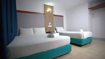 Deluxe Triple Room, Non Smoking, Private Bathroom | Meja, ruang kerja komputer riba, langsir/tirai gelap terus
