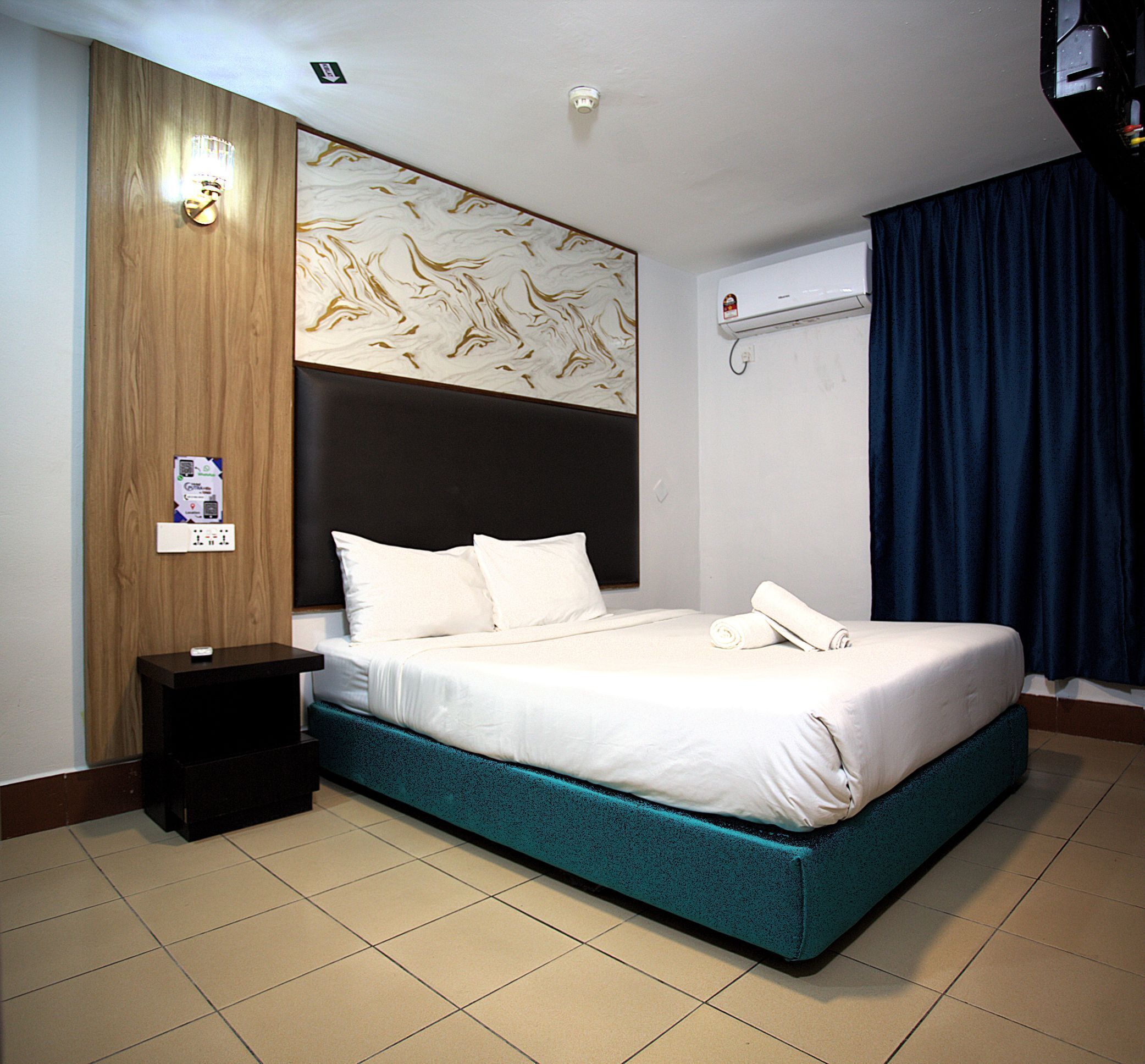 Deluxe Double Room, 1 Queen Bed, Non Smoking, Private Bathroom | Desk, laptop workspace, blackout drapes, iron/ironing board