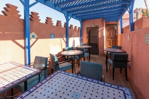 Outdoor dining - Palais el Abbassia (Marrakech)