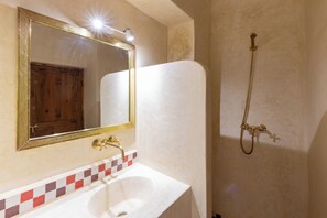 Comfort Double or Twin Room, Patio, Pool View | Bathroom - Palais el Abbassia (Marrakech)