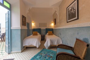 Kahden hengen comfort-huone (yksi tai kaksi sänkyä), patio, näköala uima-altaalle | Ilmainen Wi-Fi