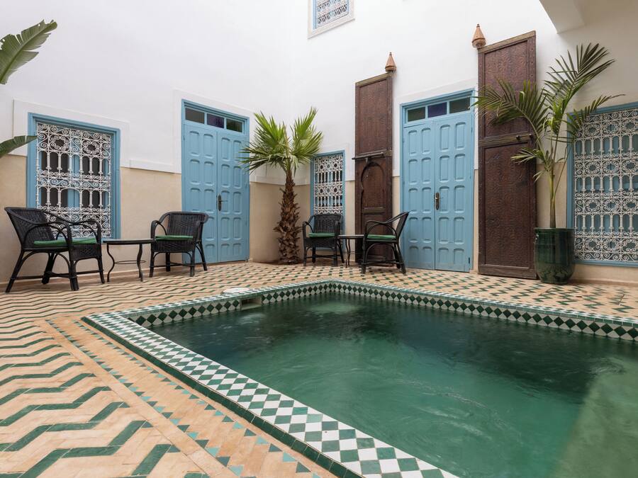 Kolam renang outdoor musiman