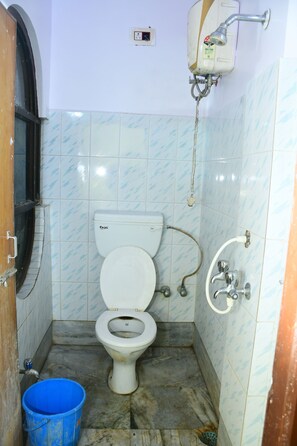 Quarto premium | Banheiro | Chuveiro, toalhas de banho, sabonete