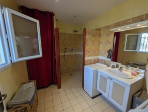 Dusche, Haartrockner, Handtücher, Seife