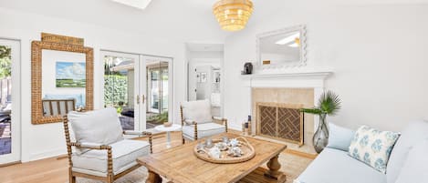 TV connectée, livres, vidéothèque