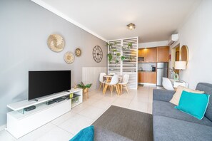 TV - Sunny Apartment with Shared Pool (Portimão)