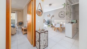 A modern living room with a dining area, a kitchen, and a bathroom. - Sunny Apartment with Shared Pool (Portimão)