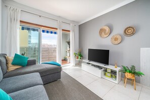 TV - Sunny Apartment with Shared Pool (Portimão)