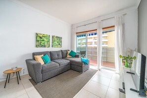 TV - Sunny Apartment with Shared Pool (Portimão)