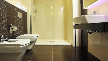 Suihku, hiustenkuivaaja, pyyhkeet, saippua