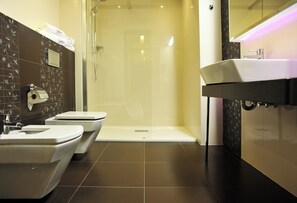 Suihku, hiustenkuivaaja, pyyhkeet, saippua