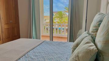 4 bedrooms, iron/ironing board, free WiFi, bed sheets