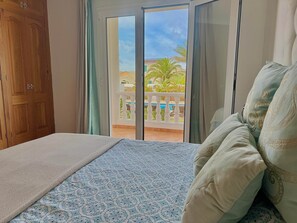 4 slaapkamers, een strijkplank/strijkijzer, gratis wifi, beddengoed