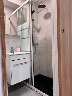 Dusche, Haartrockner, Handtücher, Seife