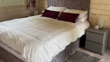 Cabin, 1 Bedroom, Smoking, Balcony | 1 bedroom