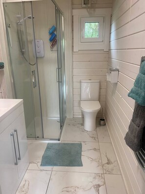 Cabin, 1 Bedroom, Smoking, Balcony | Bathroom - Cosy Cabin Hideaway 3km From Cavan Town (Cavan)