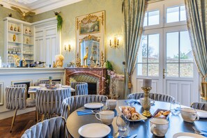 Free daily buffet breakfast - Le Château des Tourelles en Vendée (La Gaubretière)