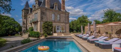 Piscine extérieure (ouverte en saison), parasols de plage