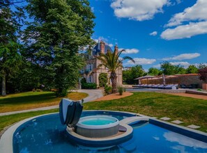 Una piscina al aire libre de temporada, sombrillas, tumbonas
