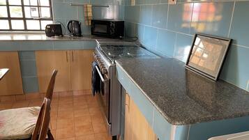 Micro-ondes, four, plaque de cuisson