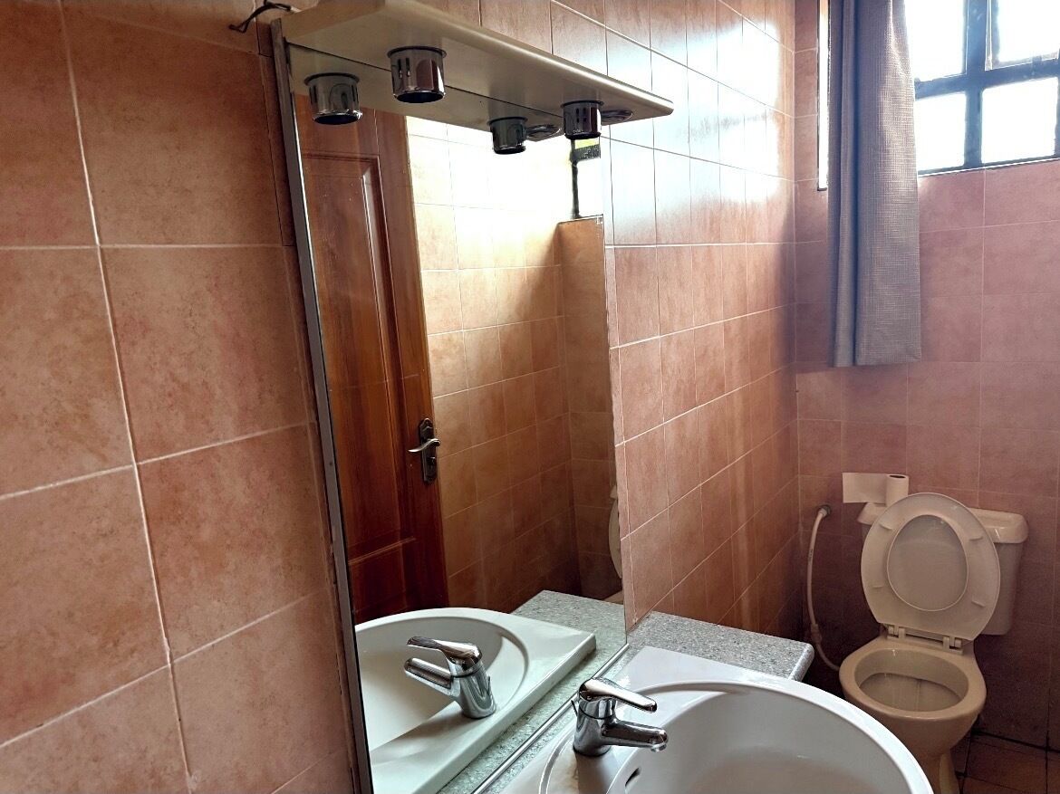 Douche, sèche-cheveux, serviettes fournies, savon