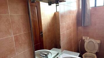 Douche, sèche-cheveux, serviettes fournies, savon