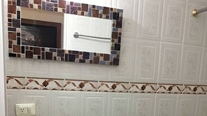 A bathroom with a pedestal sink, toilet, and trash bin. - Studio Apartament 1st Floor Piedrapintada Coffee Wifi TV (Ibagué)
