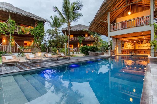 Private complex with swimming pool, close to the ocean