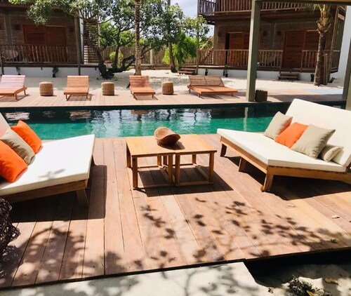 Private complex with swimming pool, close to the ocean