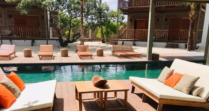 Private complex with swimming pool, close to the ocean