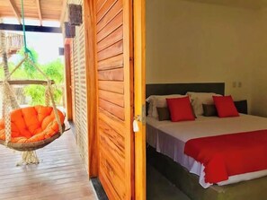 Escritorio, tabla de planchar con plancha, wifi y ropa de cama 