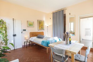 1 habitación, tabla de planchar con plancha, wifi y ropa de cama 