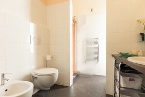 Shower, hair dryer, bidet, towels - Strozzi Apartment with view (Firenze)