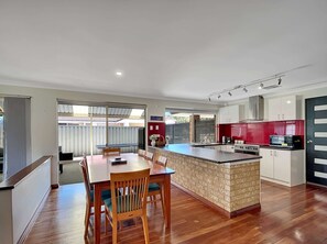 Apartment | Private kitchen - Spacious 5-bed House in Coastal Halls Head (Perth)