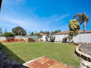 Apartment | Garden - Spacious 5-bed House in Coastal Halls Head (Perth)