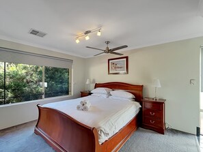 Apartment - Spacious 5-bed House in Coastal Halls Head (Perth)