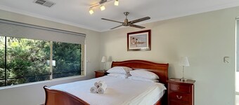 Spacious 5-bed House in Coastal Halls Head