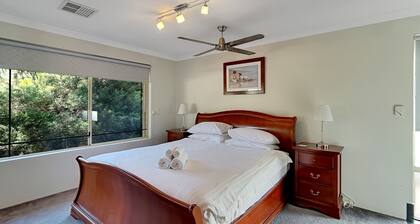 Spacious 5-bed House in Coastal Halls Head