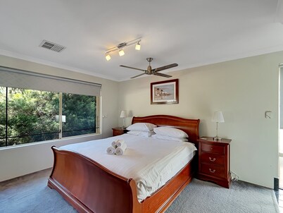 Spacious 5-bed House in Coastal Halls Head