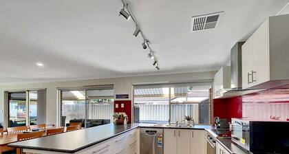 Spacious 5-bed House in Coastal Halls Head