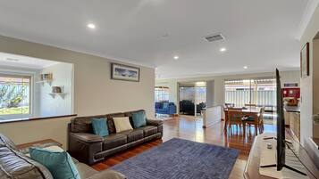 Apartment | Living room | Fireplace