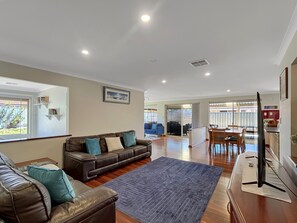 Apartamento | Sala de estar | Lareira