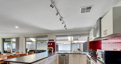 Spacious 5-bed House in Coastal Halls Head