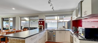 Spacious 5-bed House in Coastal Halls Head